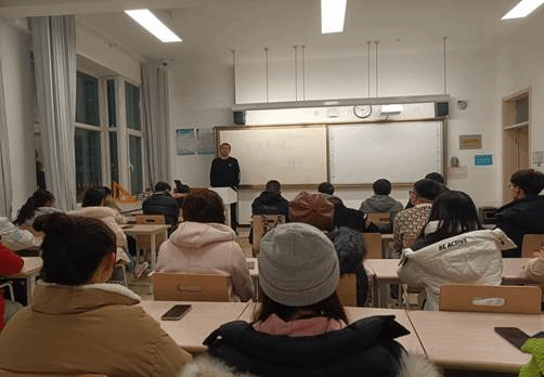 会议室里的人们描述已自动生成